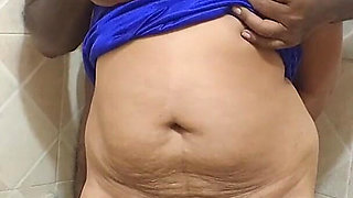 Hottest Kissing Girl in the Bathroom