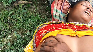 Indian hot wife ki Jungle Safai karte waqt chudai ki