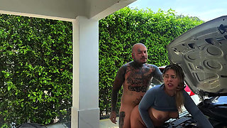 Colombian Woman Cheats on Her Husband with the Mechanic Just Before Leaving for the Gym