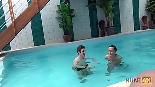 El Dueno Del Pequeno Centro De Spa Seduce A Sur