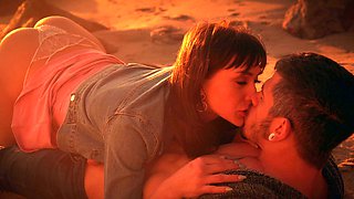Dirty talk at the beach: Bambinos and Brunettes