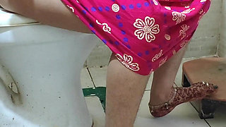 Bhabhi Ko Bathroom Me Jakar Toilet Karte Samay Choda