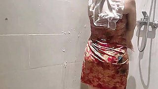 Watch the bathing girl with a curved body