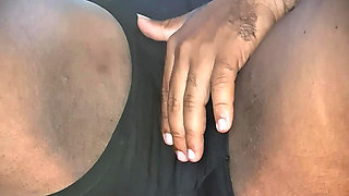 Masturbando a buceta grande da tia bbw no short apertado