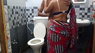 Sali bathroom me Toilet kar rahi thi tab achanak jiju aa gaii Jija ne apne hott saali ko bathroom me chod diya