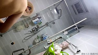 【シャワーを浴びて飲み物を飲む】容姿も気