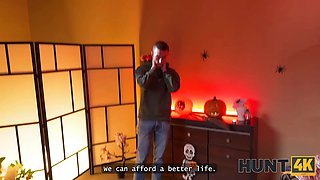 Hunt4k. hunter ran into a sexy woman in public and screwed her in the fortune-telling parlour