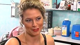 Blonde curvy white milf gyno expert plays with a pussy of a teen