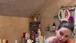 Stunning milf brunette Katy Feet first washes wet soles and then her perfect toes with soap