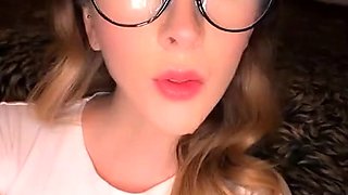 Webcam skinny brunette plays her squirt pussy