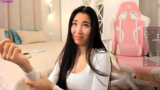 Very hot amateur thai teen girl toying her pussy on cam