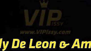 VIPissy - girls kissing xxx