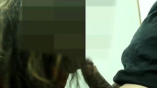 Mulher experiente faz boquete em um desconhecido na sala de