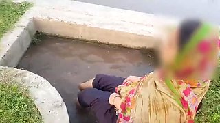 Hot Pakistani Housewife Fucks Latina Sali in Toilet - Hindi Audio Desi Sex