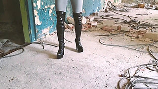 Boots, Jeans & Crushing Tease in an Abandoned Building