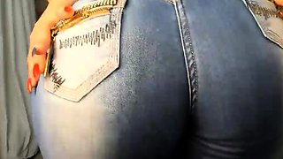 Joi de punheta guiada com uma brasileira de peitos e bunda