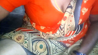 Sexy Saree Aunty Boobs