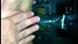 Elle se fait du bien dans la voiture avec son jouet