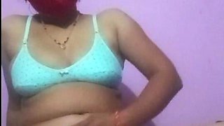 Desi Aunty Remove Her Dress and Nude Massage Her Full Body