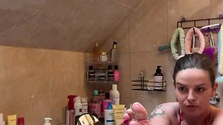 Gorgeous cougar black-haired Katy Soles very first washes raw feet and then her flawless toes with soap