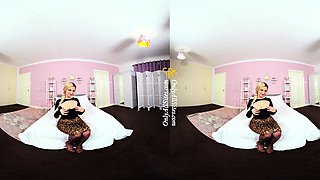 Big boobed Memphis Monroe masturbates in stocking