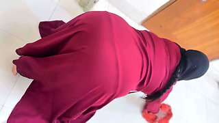 Beautiful Muslim Hot Stepmom Clean Room & Try to Seduce Me by Show Her Big Ass Want Ass Fuck From Me