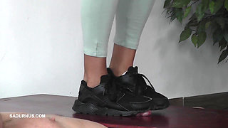 While Nomi Is on the Phone, the Slave Has an Orgasm