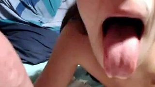 Mamada amateur con garganta profunda y facial en webcam