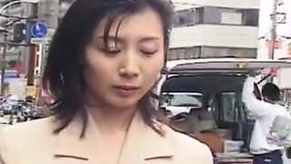 Japonaise soumise exhibee en public  putain maritale