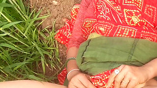 Pussy is scratching in the outdoor field, father-in-law saw me in the field, daughter-in-law, take my penis, don't put a finger in the field.