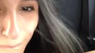 bellatina se fait du bien dans la voiture avec danika