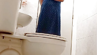 HOUSEWIFE LOVES BEING WATCHED IN THE BATHROOM
