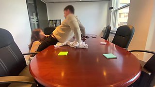 je le léche et elle me suce dans la salle de réunion