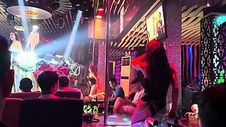 Sensuous babe gives fantastic pole dancing performance