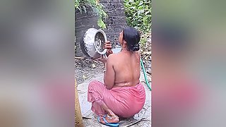 Sexy Bhabhi Bathing In Open Bathroom