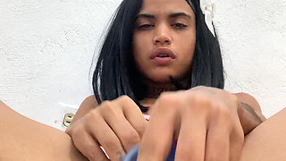 Bella Zendeya masturbates until the end