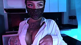 Sexynympho webcam model uses toy on clit to masturbate