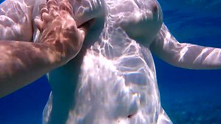 Finger-in-Pussy Vlog: BBW Bitche Underwater - POV