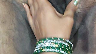 Sexy Bhabhi Gave Handjob to Brother in Law in Saree