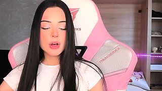 Live brunette camgirl toys masturbation orgasm on webcam