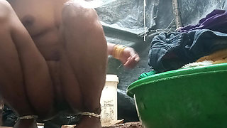 Bhabhi ka aaj Nahate hue video banaa liya