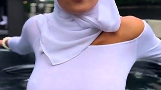 Hijabi Aaliyah Yasin sucks DirtySpringbok's cock in the hot
