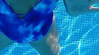 Mit Neuem Badeanzug Im Pool