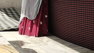 Hot pushpa bhabhi bathroom me boobs ko sahla rahi