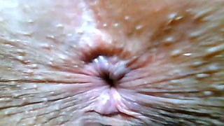 Camgirl Shows Off Her Amazing Ass on Webcam