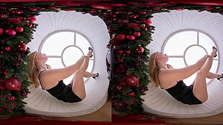Blonde beauty shares passionate intense virtual waiting desire